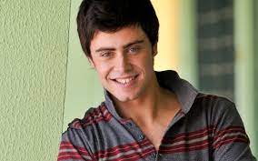 This soap opera follows the daily routine of a group of portuguese teenagers and their problems Rui Andrade Lembra Se Do Ator De Morangos Com Acucar E O Novo Sex Symbol Portugues Vip Pt