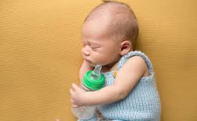 El Primer Biberon Del Recien Nacido Alimentacion Del Bebe