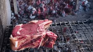 La brace ideale per cuocere la carne sarà pronta quanto la fiamma rossa del fuoco si attenua ed una velatura. Firenze E Il Suo Rito Della Fiorentina Ecco Le Migliori Bistecche La Repubblica