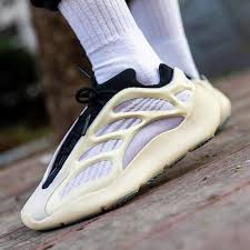 Näytä lisää sivusta yeezy boost facebookissa. White Casual Wear Adidas Yeezy 700 V3 Azael Reflective Shoes For Men S Rs 2999 Pair Id 22965734897