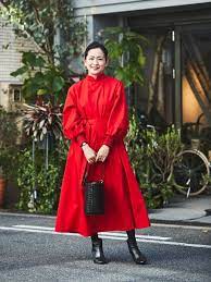大人の 赤 ワンピースは上品に 華やかに纏って おしゃれのヒントは やっぱり街にある snap snap mi mollet ミモレ 明日の私は もっと楽しい 赤 ファッション ワンピース 赤い カーディガン