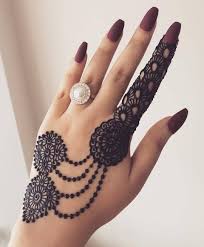 You can proudly flaunt your engagement ring, when you get this mehndi design done. Top 131 Simple Mehendi Designs For 2019 Brides