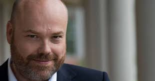 Tøjmilliardær kaster nu penge efter sko