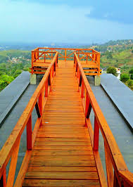 Bentuk tempat terlihat sangat modern minimalis dengan sentuhan seni yang sangat kental. The Edge In Bandung Indonesia Java Paris