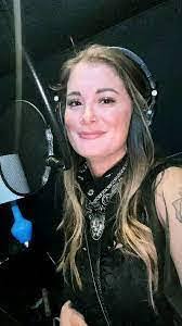 Erin Damron's Instagram, Twitter & Facebook