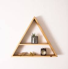Triangulo De Madera Con Estante Hecho Con Pino Seleccionado Medidas 0 56 M De Ancho X 0 49 M De Alto Ideas Diseno De Interiores Estante Decoracion De Unas