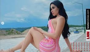 Yuliett Torres baila sensualmente con minifalda tricolor