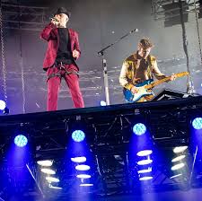 È tutto il contrario oirartnoc li ottut è. J Ax E Fedez Arrivederci Tra Festa Commozione E Show