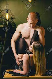 金髪の魅力的な女性とセックスをして筋肉の男の写真素材・画像素材 Image 82418320