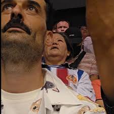 Quantos de vocês podem dizer que já apareceram na televisão tailandesa! Hã?