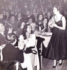 كانت فاتن حمامة موهبة استثنائية في تاريخ الفن لم ولن تتكرر، خلال مسيرتها الفنية الحافلة قدمت العديد من الشخصيات المتنوعة، فهي الفتاة الرومانسية الحالمة وسيدة القصر والفلاحة وغيرها، ومع تقدم عمرها استطاعت تقديم. ØµÙˆØ±Ø© Ù†Ø§Ø¯Ø±Ø© Ù„Ù„ÙÙ†Ø§Ù†Ø© Ù…Ø§Ø¬Ø¯Ø© Ù…Ø¹ ÙØ§ØªÙ† Ø­Ù…Ø§Ù…Ø© Ø£Ø«Ù†Ø§Ø¡ ÙÙˆØ²Ù‡Ø§ Ø¨Ù…Ù„ÙƒØ© Ø§Ù„Ø£Ù†Ø§Ù‚Ø© Ø¹Ø§Ù… 1956