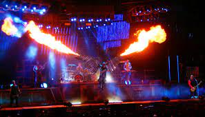 Une vidéo diffusée sur internet le 5 juin montre un manifestant qui déverse un liquide inflammable sur le dos d'un policier avant d'y mettre le feu. Rammstein Wikipedia