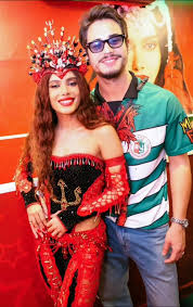 Vivendo romance, Anitta e Danilo Mesquita posam pela primeira vez juntos em coroação da cantora