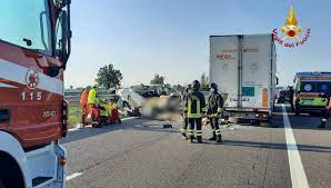 Due persone, a bordo di una utilitaria che si è scontrata con un camion, sono finite all'ospedale. Piacenza Incidente In A21 Cinque Operai Morti La Repubblica