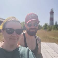 Vi har flera yogakurser inom Närpes vuxeninstitutet i höst. Daniel leder  yinyoga online på torsdagsmorgnarna medan Magda leder pulshöjande hathayoga  och barnyoga i Övermark på onsdagar samt yoga nidra i Kalax senare