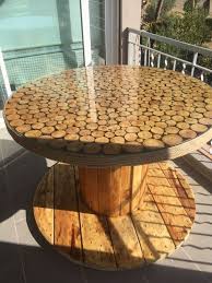 10 idees recup de touret pour le decor bricolage maison en 2021 tables a tiroir en bois tables a tiroir bobines de laine