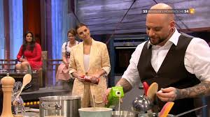 Dieses schneidebrett wird aus richlite® gefertigt, besticht durch seine klingenfreundliche oberfläche, ist jedoch trotz seiner nur 8mm stärke robust genug, dass es eine person problemlos tragen könnte. Grill Den Henssler Das Gab Es Noch Nie Steffen Henssler Wird Von Den Hobbykochen Gegrillt