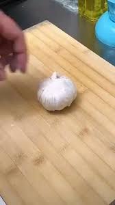 Quick Garlic Peeling Video How To Peel Garlic Food Hacks Easy Cooking