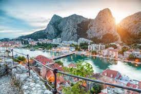 Omiš városán kívül közigazgatásilag blato na cetini, borak, čelina, čisla, donji dolac, dubrava, gata, gornji dolac. Altalanossagok Omis Horvatorszag Nyaralo Omis Nyaralok Omis Dalmacia