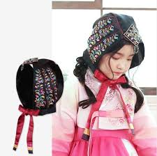Feb 20, 2019 · an ayam is a korean traditional winter cap mostly worn by women in the joseon period to be protected against the cold. Women S Hats In Joseon Dynasty Korean Traditional Clothing