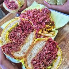 You Can Never Go Wrong With The Hat Pastrami Dips And Pastrami Fries With Dailyfoodfeed And Paulsfoodhaul Snapchat Nonstopeats Food Foodie Pastrami