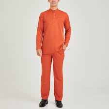 Baju melayu cekak musang dipakai dengan seluar dan bersamping. Polo Baju Melayu Cekak Musang Slim Fit Polo Haus Malaysia