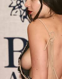 Oops, Charli XCX montre ses seins aux Brit Awards - Whassup