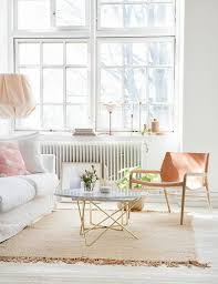 Ein Weisses Sofa Ein Rosa Teppich Ein Kleiner Runder Tisch Eine Heizung Grosse Fenster Einrichtun Wohnzimmer Einrichten Kleines Wohnzimmer Einrichten Wohnen