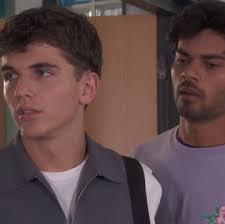 Oaks actress unfazed by bisexual kisses