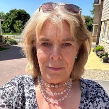 Repeating leaves and stems is the best way to gain more experience with  brush control. Try this easy and pretty exercise. Brushes: @princetonbrush  Paints: @dalerrowney1783 Metallic: @mabwatercolours