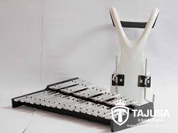 Dan cara memainkan alat musik tradisional ini pun tergolong mudah, karena kamu hanya perlu memukulnya dengan menggunakan pemukul khusus yang sudah dilapisi dengan kain berbahan empuk di bagian ujungnya. Jenis Alat Musik Pada Drumband Jual Alat Drumband