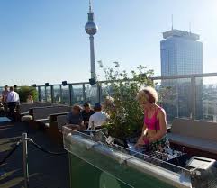 Puro sky lounge und dachterrasse. Berlin Die Schonsten Rooftop Bars Und Dachterrassen Peterstravel
