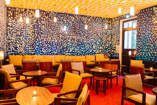 100 Rue Ordener – Un café-restaurant moderne et hybride combinant petites assiettes créatives à partager, cocktails d'auteurs et vins de vignerons indépendants.