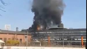 Sulla fabbrica si sono levate fiamme molto alte e una densa nuvola di fumo nero. Torino Esplosione E Incendio All Ex Centro Direzionale Fiat Video