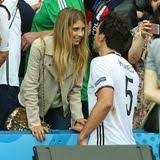 Das ist seine scharfe freundin! Fussball Trifft Mode Die Schonsten Looks Der Spielerfrauen Gala De
