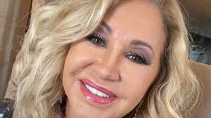 Ihre blonde wallemähne ist eigentlich ihr heiligtum und der gang zum stylisten ihr täglich brot. Voll Im Trend Carmen Geiss Prasentiert Ihre Neue Frisur Promiflash De