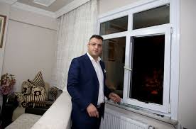 Cem küçük, üniversiteden mezun olduktan sonra uzun yıllar yazarlık ve çevirmenlikler yaptı. Gazeteci Cem Kucuk Un Evine Silahli Saldiri Gundem Haberleri