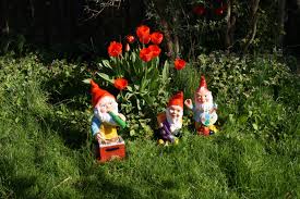 Gartenzwerge Im Garten Bekommen Hunger Von Der Gartenarbeit Und Schon Hat Der Gartenzwerg Den Grill Angefeuert Gartenzwerg Marchen Garten Besondere Geschenke