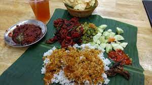 Di malaysia tidak (atau lebih tepatnya belum) ada angkringan, tapi mereka sudah memiliki makanan khas yang mirip dengan sajian yang ada di angkringan jika di indonesia terkenal dengan sebutan kwetiau, maka di malaysia menyebutnya char kway teow. 9 Kedai Masakan India Paling Terkenal Di Malaysia