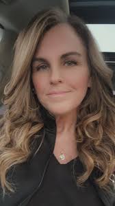 Family or solo pics by the leaning pink house today tomorrow