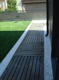 Cesped Artificial En Azotea Con Camino De Losetas De Madera Y Piedras Decorativas Cespedartificialmadrid Backyard Pallet Walkway Pallet Decking