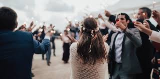 Uno scherzo tradizionale (ormai viene considerato più una tradizione che uno scherzo) è quello di attaccare in alternativa, se un amico fidato ha la possibilità di entrare nella casa degli sposi il giorno delle nozze, si può riempire la camera nuziale di palloncini. Giochi E Scherzi Per Matrimonio La Lista Dei Piu Divertenti