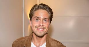 She has a photogenic look and always ready to take pictures. Andre Hazes Takes A Look At A Break With His Mother Rachel Much Abuse Long Distance Showbiz