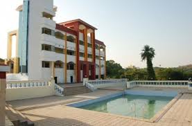 Fotografier av rynkiga män i turbaner och lortiga gatubarn som storögt tittar upp mot en vidvinkel. Yoga In Mumbai