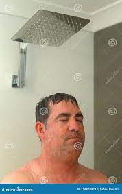 Adulto maduro con ducha foto de archivo. Imagen de cerrado 