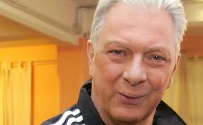 He was born march 9, 1949 in klagenfurt. Sohn Von Edi Finger Jr Auf Rolltreppe In U Bahnstation Karlsplatz Attackiert Vienna Online