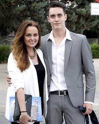 «aquesta nena ha de portar el meu nom» i així va succeir.carmen i maría per les seves àvies paterna i materna, guadalupe, per la. Carmen Morales Orgullosa De Su Hijo Christian El Dia De Su Graduacion