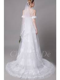 Aug 05, 2021 · es sollte der schönste tag ihres lebens werden, stattdessen fand die frisch vermählte mary noch auf den stufen der kirche den tod. Glamour Brautkleid Carmen Trager Weiss Tull Spitze Stufen Look