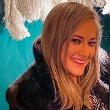 Aida Dean's Instagram, Twitter & Facebook