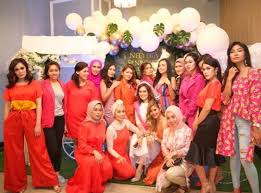Pelakon,model, bekas pramugari asal : Bridal Shower Nelydia Senrose Meriah